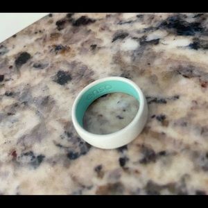 Women’s Size 7 Enso dual tone silicone ring